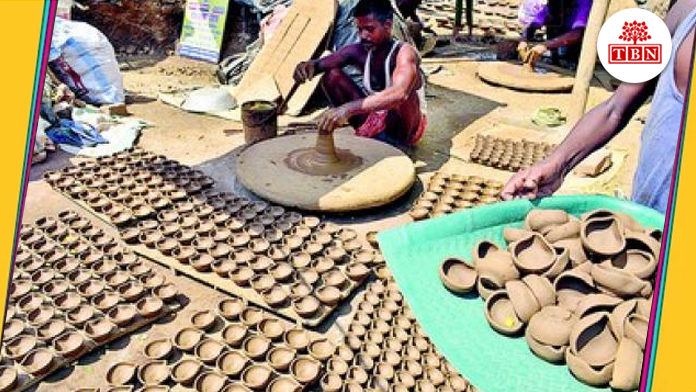 Kumhaars making Eco friendly Diya | The Bihar News